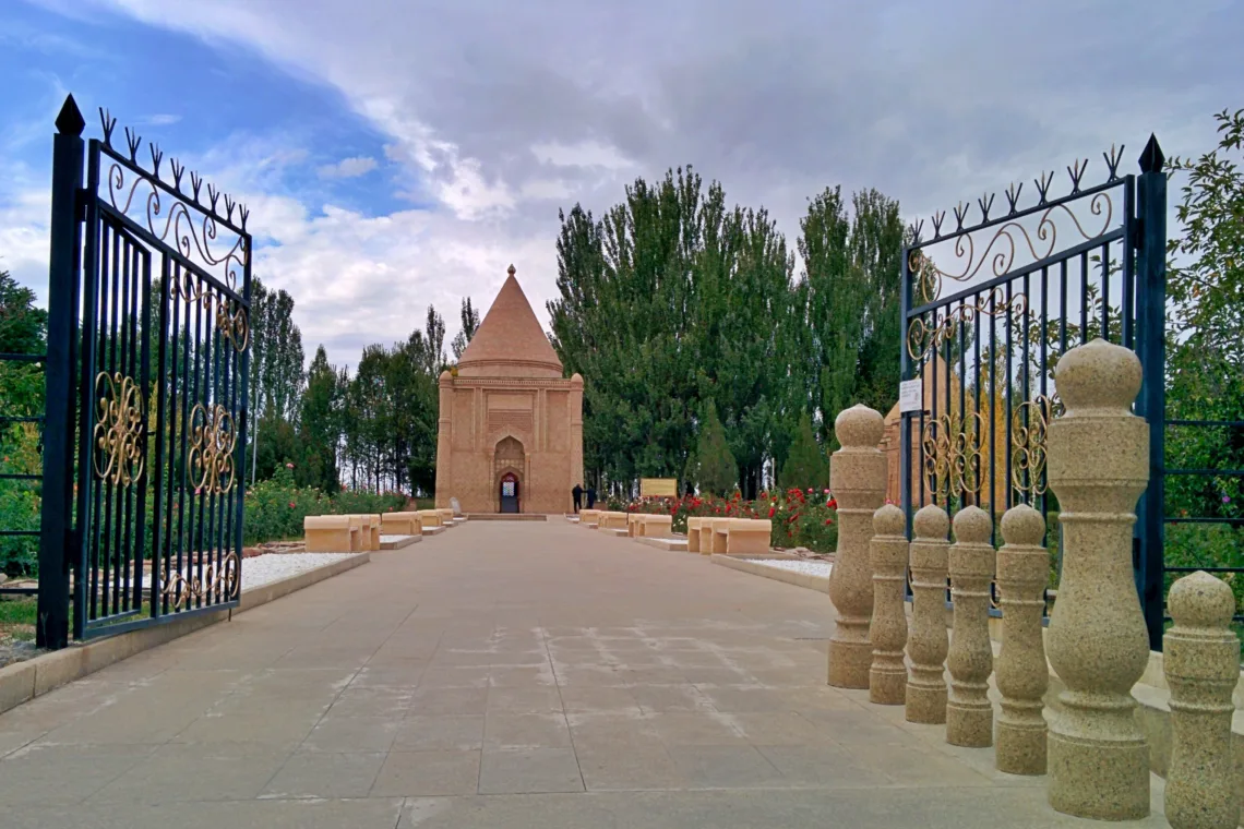 Entdecke Kasachstan - Aisha Bibi Mausoleum