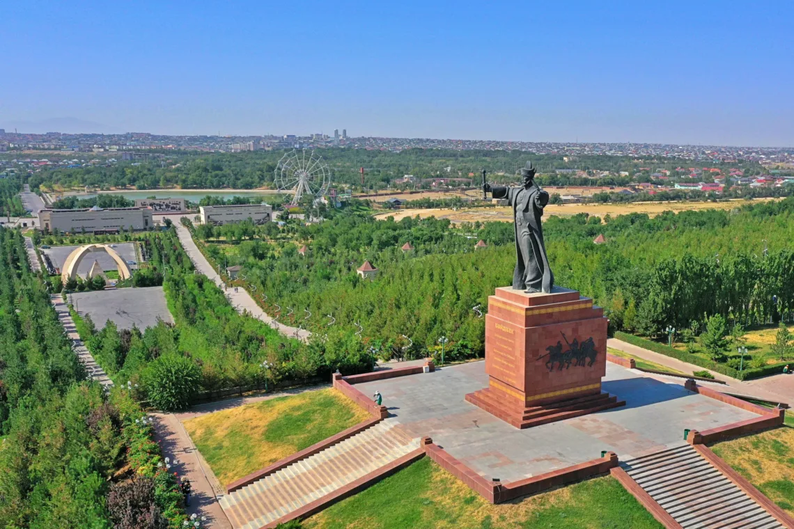 Entdecke Kasachstan - Baidibek Bi Monument in Schymkent