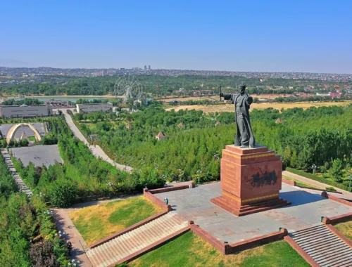 Entdecke Kasachstan - Baidibek Bi Monument in Schymkent