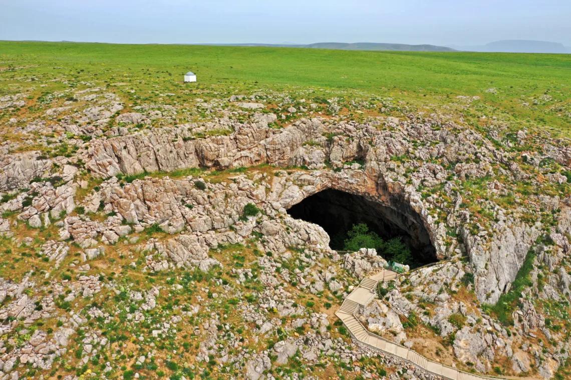 Entdecke Kasachstan - Vogelblick auf die Akmeshit-Höhle in der Türkistan-Region von Kasachstan