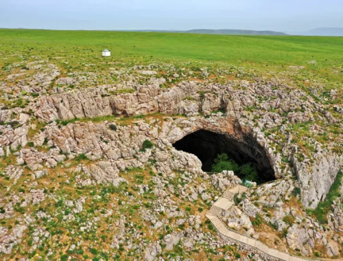 Entdecke Kasachstan - Vogelblick auf die Akmeshit-Höhle in der Türkistan-Region von Kasachstan