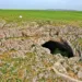 Entdecke Kasachstan - Vogelblick auf die Akmeshit-Höhle in der Türkistan-Region von Kasachstan