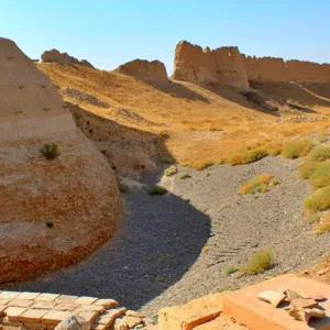 Entdecke Kasachstan - Historische Mauern in der Ausgrabungsstätte Sauran