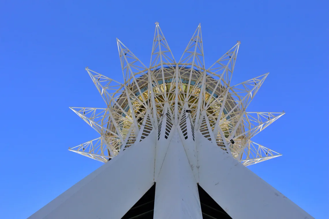 Entdecke Kasachstan - Bayterek-Turm in Kasachstans Hauptstadt Astana