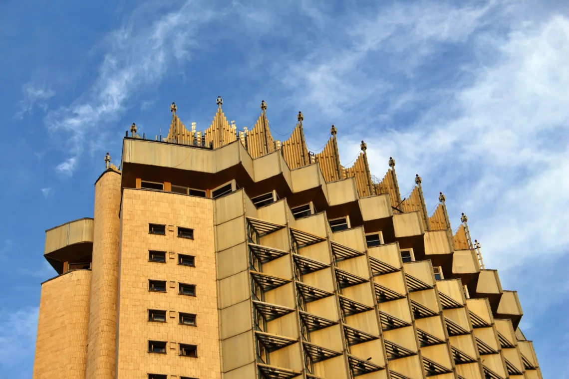 Entdecke Kasachstan - Goldene Krone des Hotel Kazakhstan in Almaty