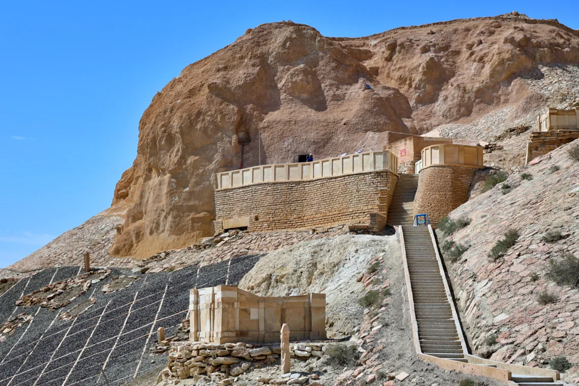 Entdecke Kasachstan - Höhlenmoschee Beket Ata auf dem Ustyurt Plateau in Kasachstan