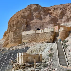 Entdecke Kasachstan - Höhlenmoschee Beket Ata auf dem Ustyurt Plateau in Kasachstan