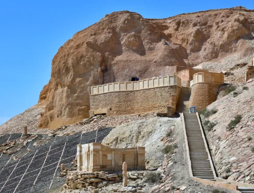 Entdecke Kasachstan - Höhlenmoschee Beket Ata auf dem Ustyurt Plateau in Kasachstan