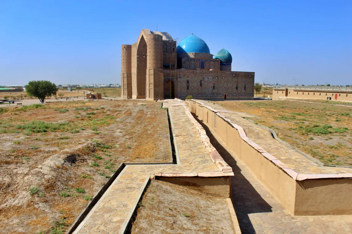 Entdecke Kasachstan - Blick auf das Mausoleum von Hodscha Ahmad Yasawi im kasachischen Türkistan