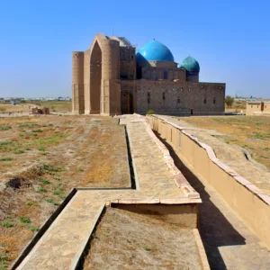 Entdecke Kasachstan - Blick auf das Mausoleum von Hodscha Ahmad Yasawi im kasachischen Türkistan