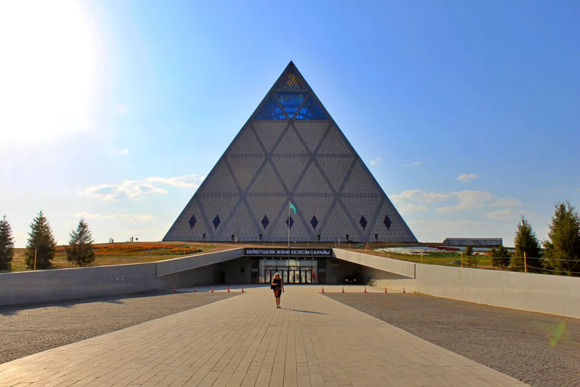 Entdecke Kasachstan - Pyramide des Friedens und der Eintracht