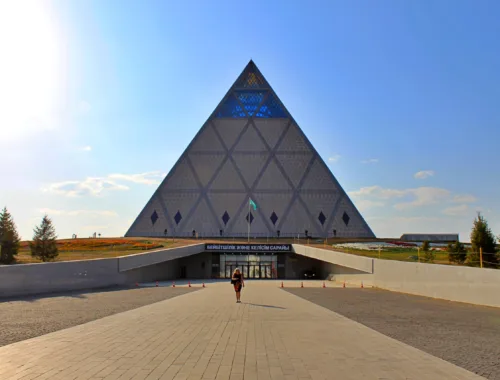 Entdecke Kasachstan - Pyramide des Friedens und der Eintracht