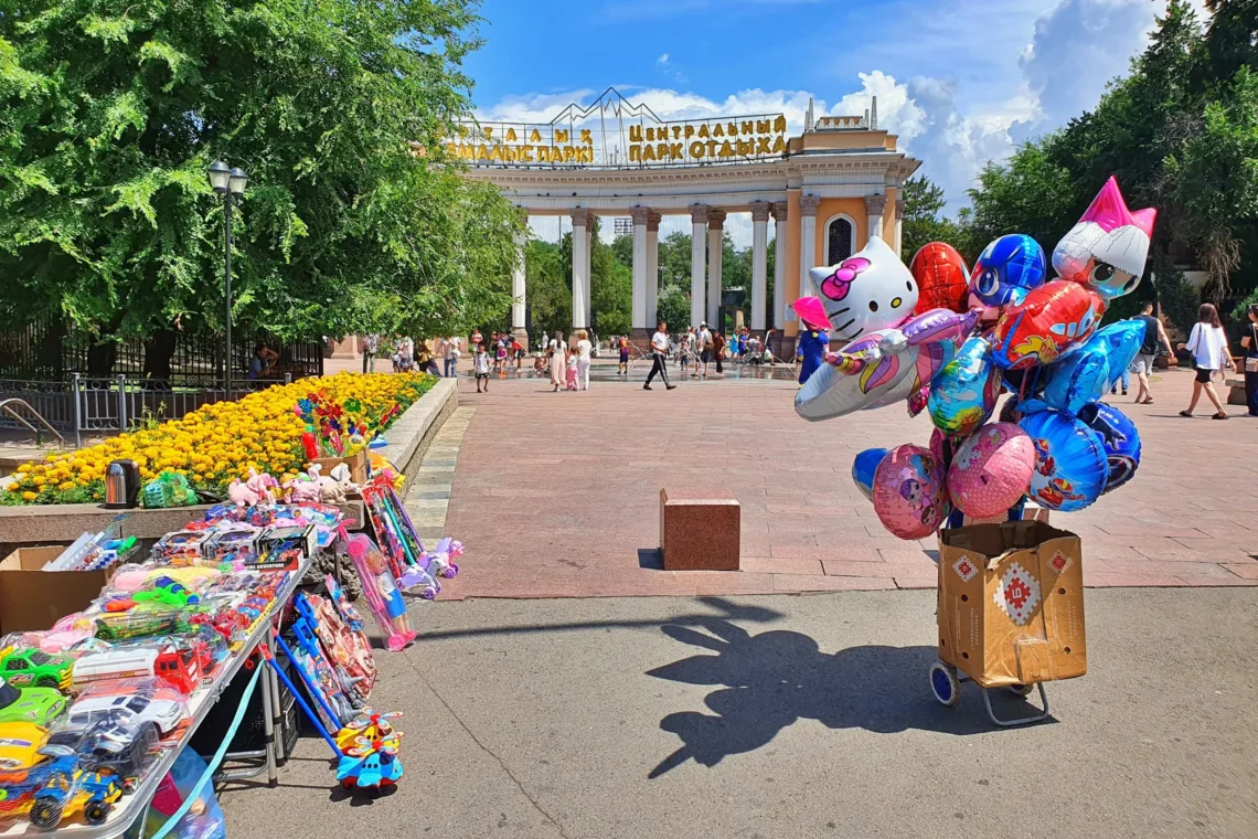 Entdecke Kasachstan - Eingangsportal zum Zentralpark von Almaty