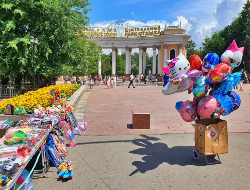 Entdecke Kasachstan - Eingangsportal zum Zentralpark von Almaty